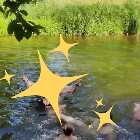 Majoitu Joen Rannassa