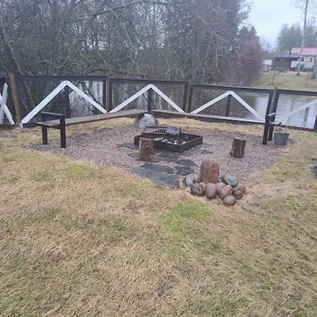 Majoitu Joen Rannassa
